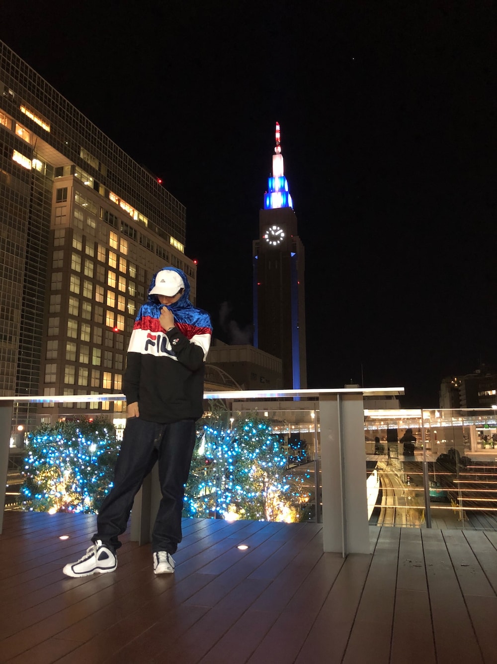「FILA、XLARGE、EDWIN、EMISSION、パーカー、ストリート、イルミネーションコーデ、ootd、SELFIE」｜「XLARGEのXLARGE×FILA XLARGE PULLOVER HOODED SWEAT / フィラ（パーカー、ブラック系）」を使った、Ryo-ちんさん（メンズ・176cm）の冬コーディネートの1枚目の写真
