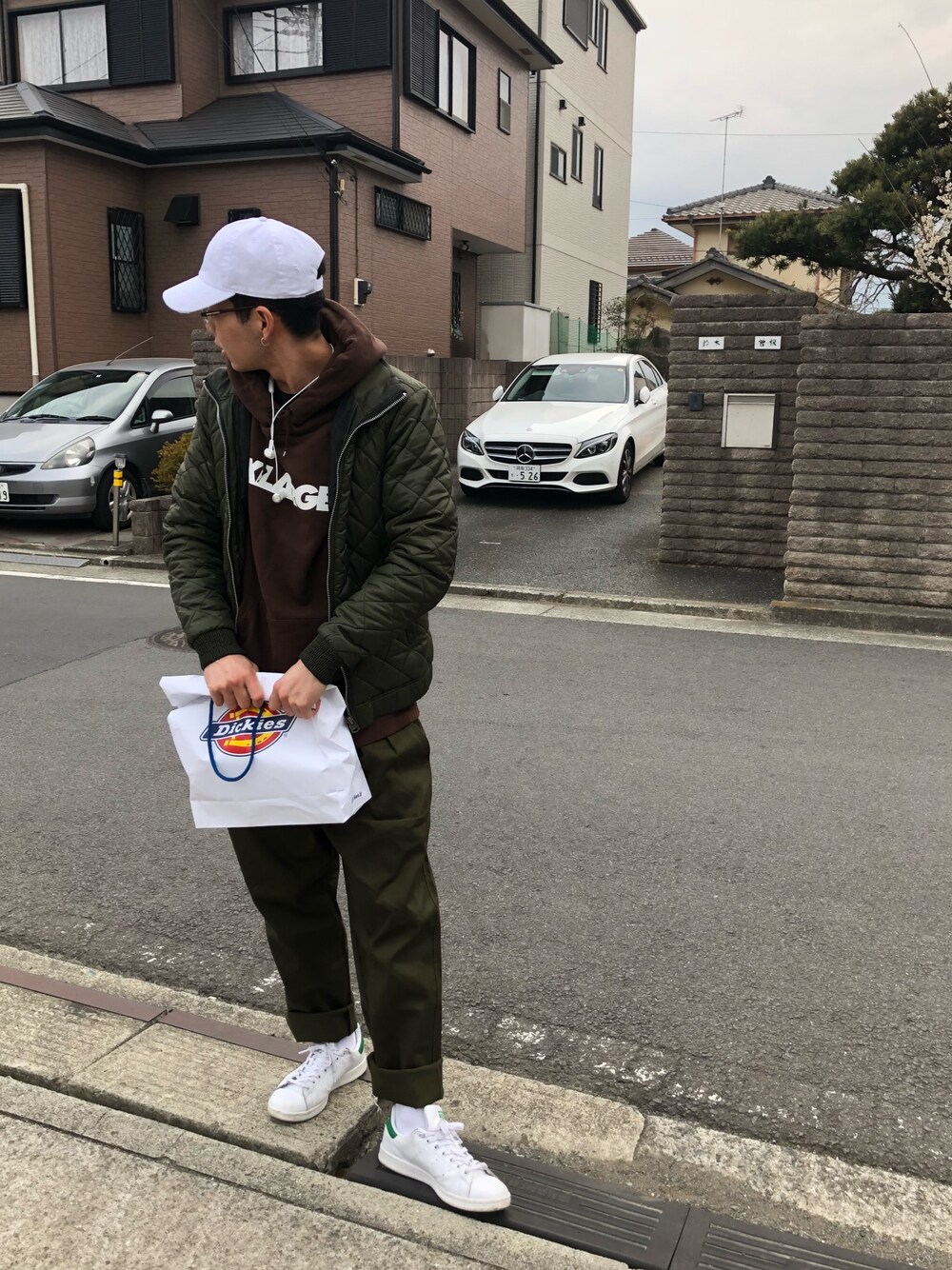 「エクストララージ、XLARGE、スタンスミス、ディッキーズ(Dickies)、G-STAR RAW(G-STAR RAW)、EMISSION、アースカラー、ootd」｜「XLARGEのSTANDARD LOGO PULLOVER HOODED SWEAT（パーカー、ブラウン系）」を使った、Ryo-ちんさん（メンズ・176cm）の春コーディネートの1枚目の写真