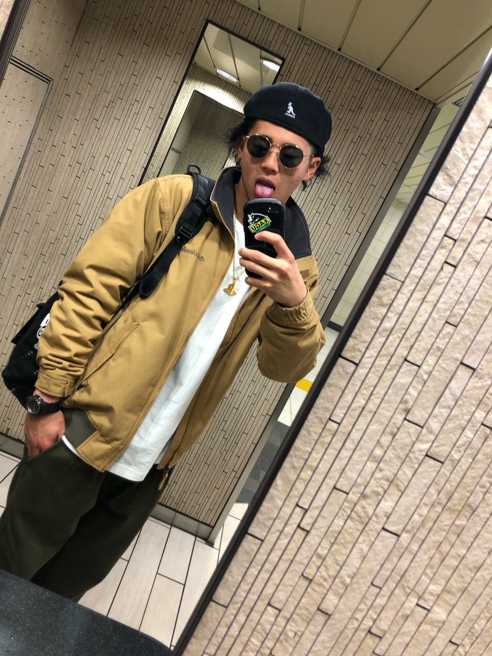 「90s、ストリート、HIPHOP、ぶかぶか、だぼだぼ、アースカラー、KANGOL、street」｜「KANGOLの【KANGOL】 SMU Tropic Galaxy / 【カンゴール】 エスセムユー トロピック ギャラクシー ベレー帽 / オーバーライド（ハンチング/ベレー帽、ブラック系）」を使った、Ryo-ちんさん（メンズ・176cm）の冬コーディネートの1枚目の写真