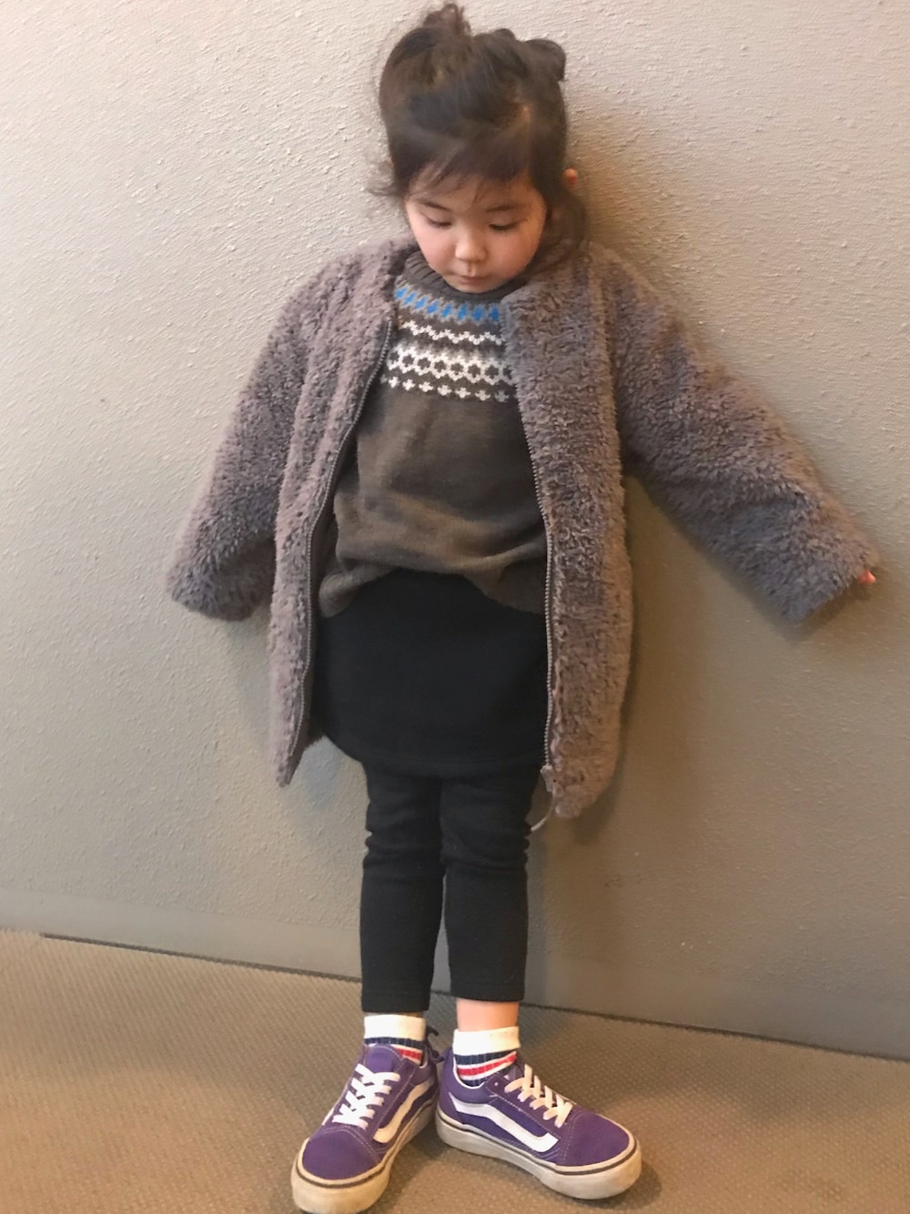 「キッズファッション、シンプルコーデ、女の子、冬コーデ、秋冬コーデ、レギンス、プチプラコーデ、VANS、ボアコート、キッズコーデ」｜「UNIQLOのアイテム（スカート、ブラック系）」を使った、つんださん（キッズ・100cm）の冬コーディネートの1枚目の写真
