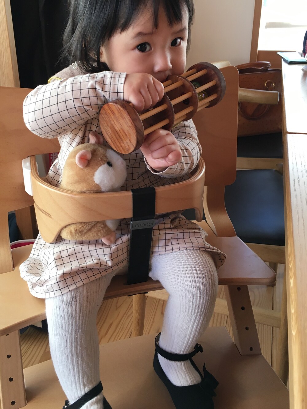 「マールマール、タイニーコットンズ」｜「tinycottonsのアイテム（ワンピース、ベージュ系）」を使った、miruさん（キッズ・70cm）の冬コーディネートの1枚目の写真