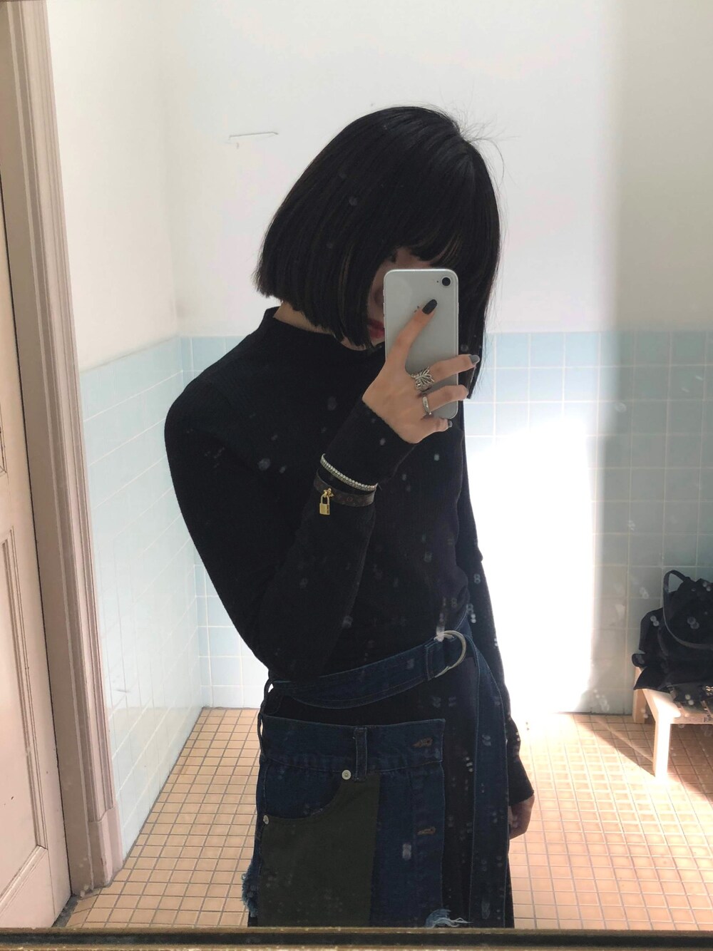 「休日スタイル、ootd、服飾学生、シンプルコーデ、ブラック、ボブ、アクセサリー、いいね、save、フォローお願いします🤑」｜「LOUIS VUITTONのアイテム（ブレスレット、ブラウン系）」を使った、SAKULA.さん（レディース・161cm）の春コーディネートの1枚目の写真