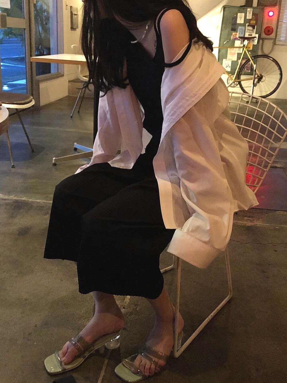 「シンプルコーデ、おしゃれさんと繋がりたい、休日スタイル、いいね、save、フォローお願いします🤑、春夏コーデ、ブラックコーデ、イッセイミヤケ、ゆるコーデ、着回しコーデ、服飾学生」｜「Chicoのアイテム（サンダル、グリーン系）」を使った、SAKULA.さん（レディース・161cm）の春コーディネートの1枚目の写真