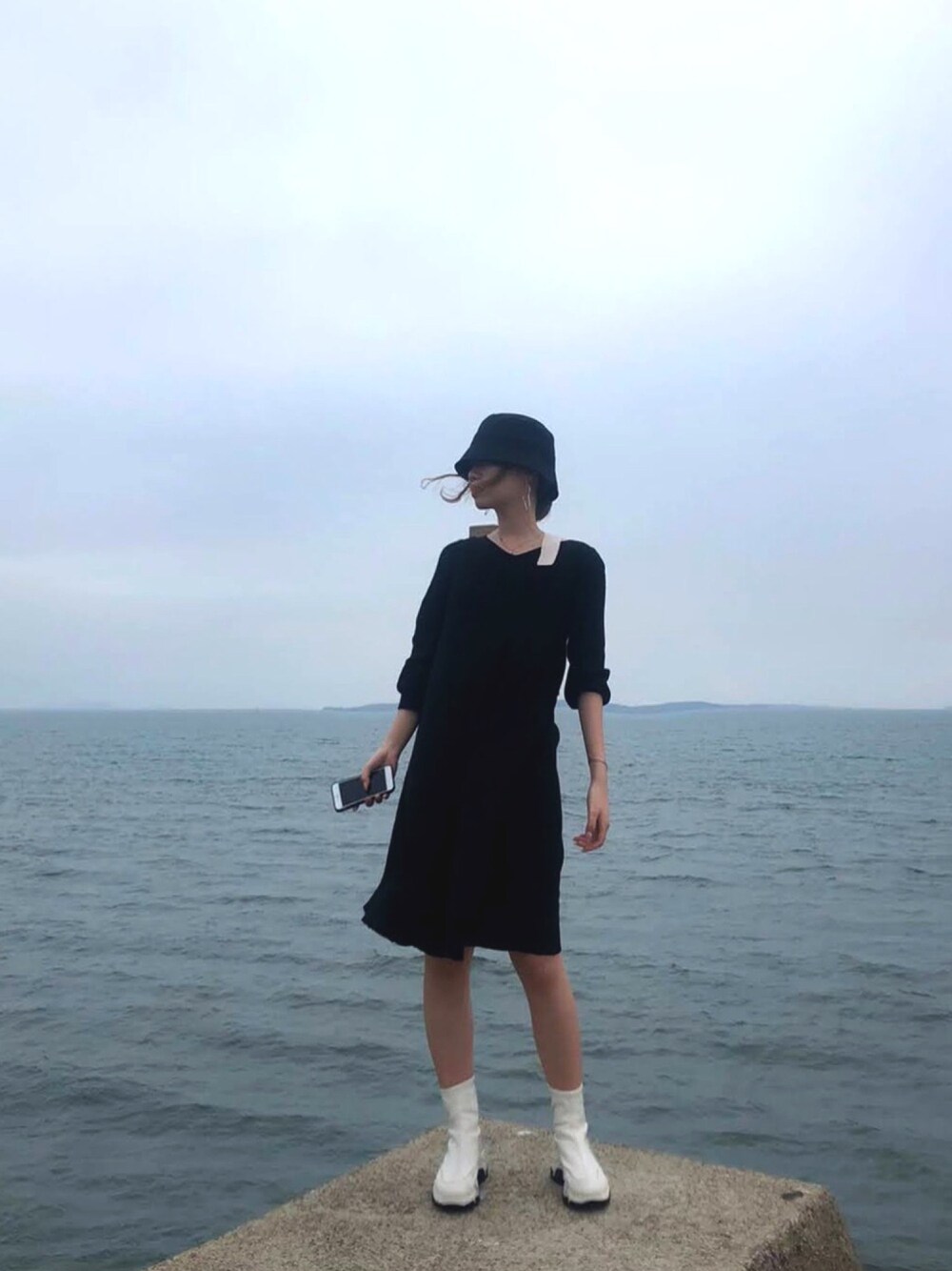 「休日スタイル、カジュアルコーデ、お洒落さんとつながりたい、大人コーデ、シンプルコーデ、服飾学生、いいね、save、フォローお願いします🤑、ワンピース」｜「JILL STUARTのアイテム（ワンピース/ドレス、ブラック系）」を使った、SAKULA.さん（レディース・161cm）の春コーディネートの1枚目の写真