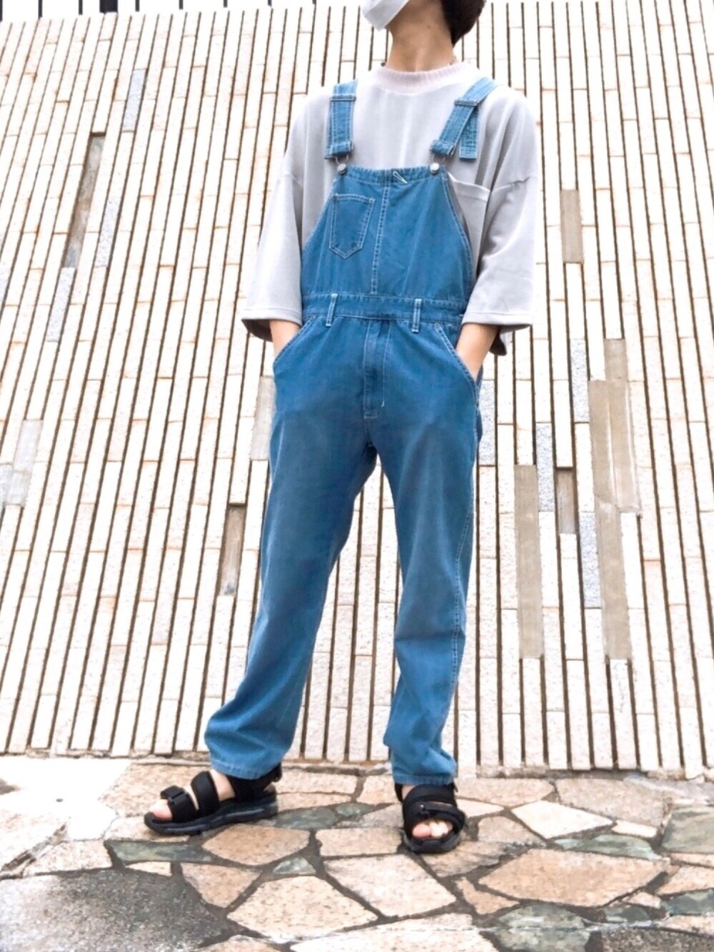 ブラック系のサンダル、ブルー系のサロペット/オーバーオール、グレー系のTシャツ/カットソーを着用したメンズの夏コーディネートの1枚目の写真