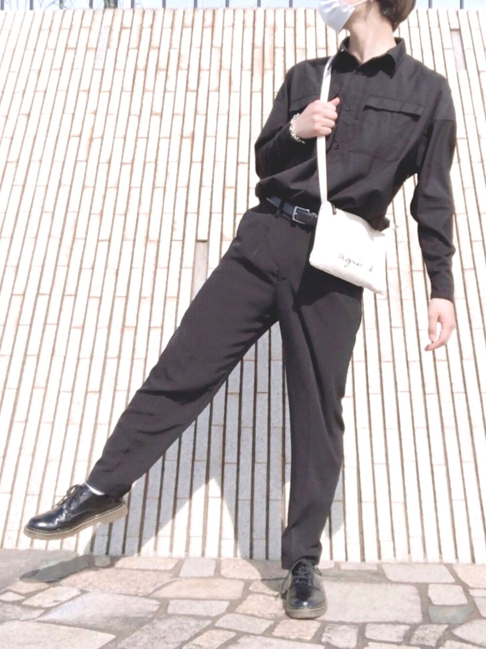 ブラック系のドレスシューズ、ベージュ系のその他パンツ、ホワイト系のショルダーバッグを着用したメンズの夏コーディネートの1枚目の写真