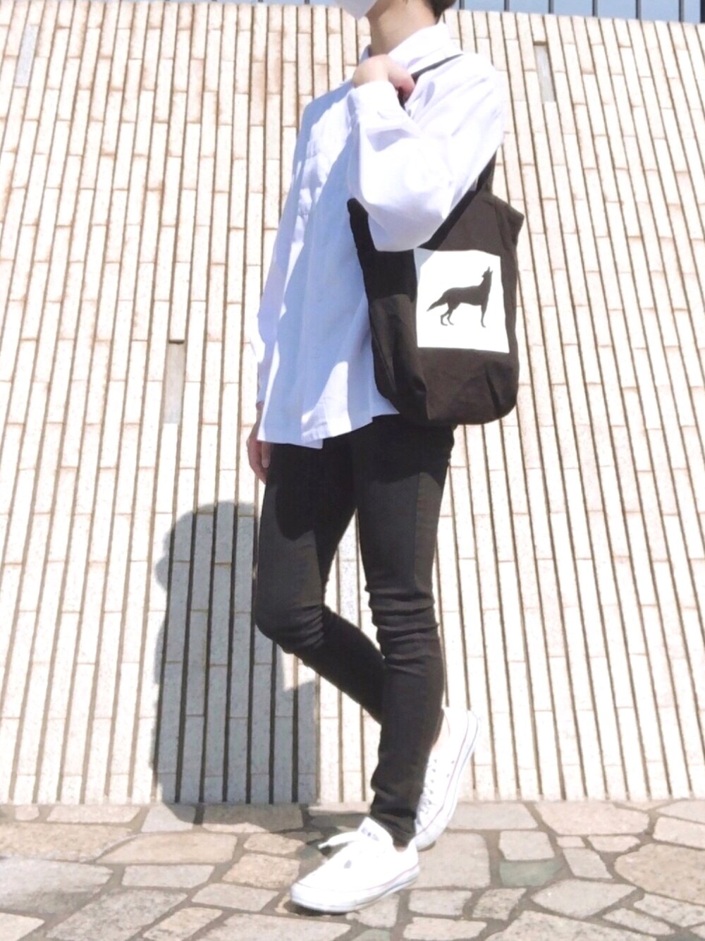 ホワイト系のスニーカー、ブラック系のデニムパンツ、ホワイト系のシャツ/ブラウスを着用したメンズの夏コーディネートの1枚目の写真