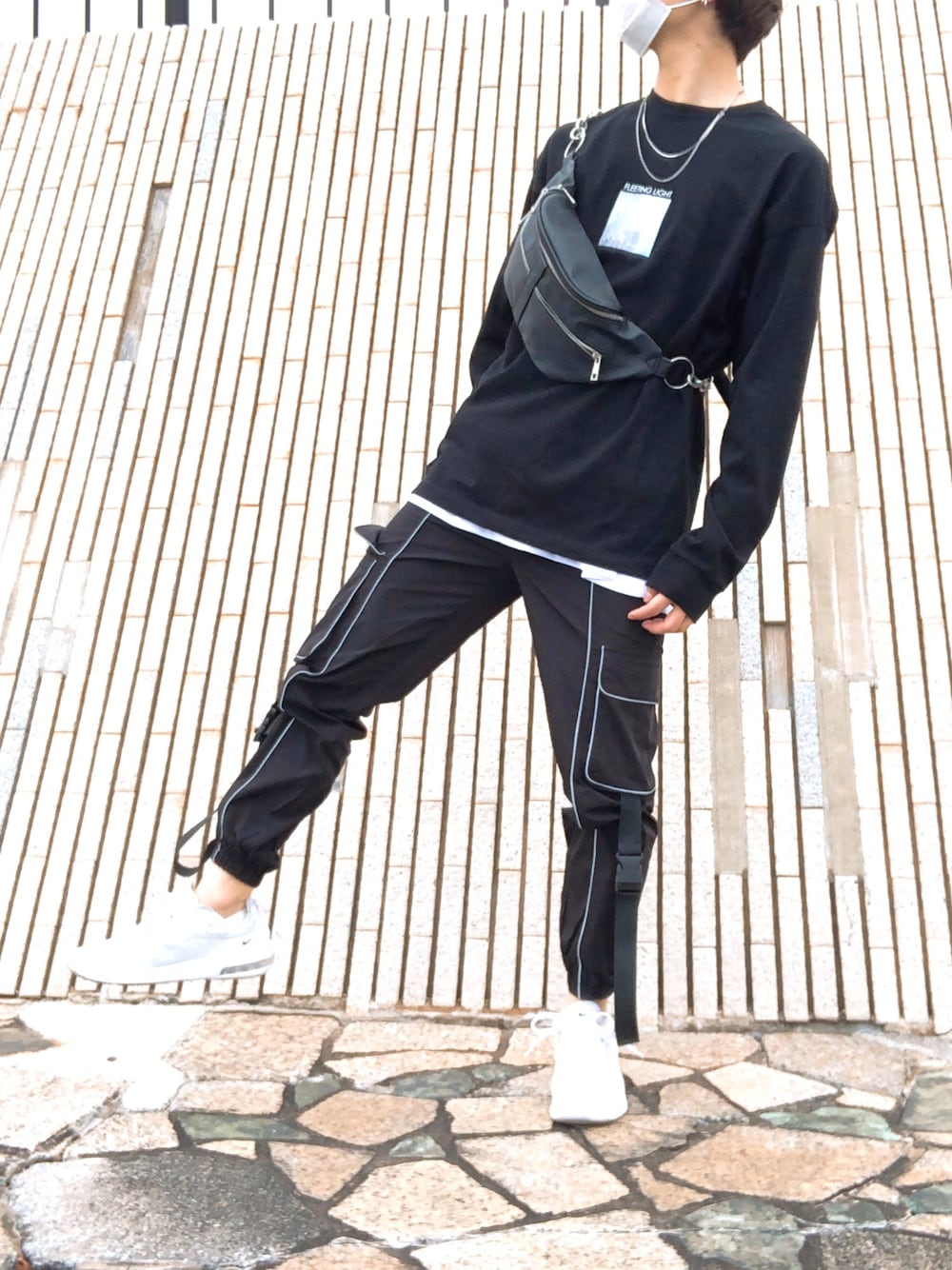 ホワイト系のスニーカー、ブラック系のその他パンツ、ホワイト系のタンクトップを着用したメンズの春コーディネートの1枚目の写真