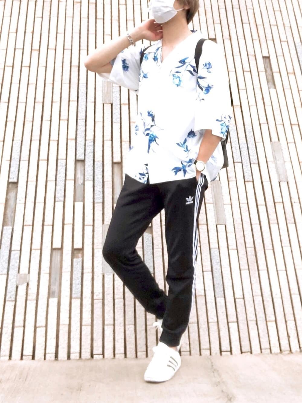 ホワイト系のスニーカー、ブラック系のその他パンツ、ホワイト系のシャツ/ブラウスを着用したメンズの夏コーディネートの1枚目の写真