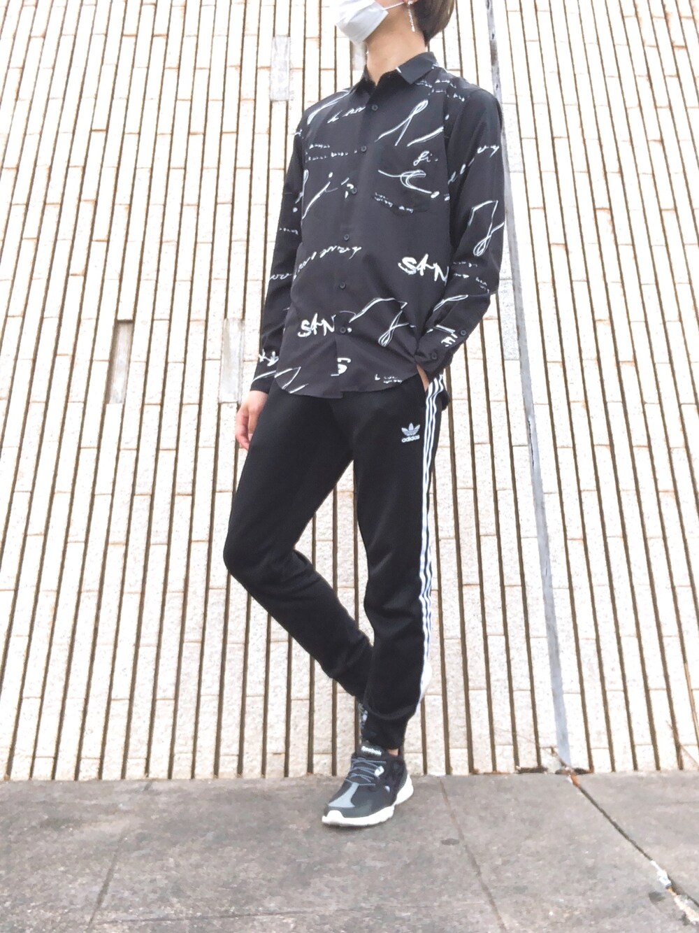 ブラック系のスニーカー、ブラック系のその他パンツ、ブラック系のシャツ/ブラウスを着用したメンズの夏コーディネートの1枚目の写真