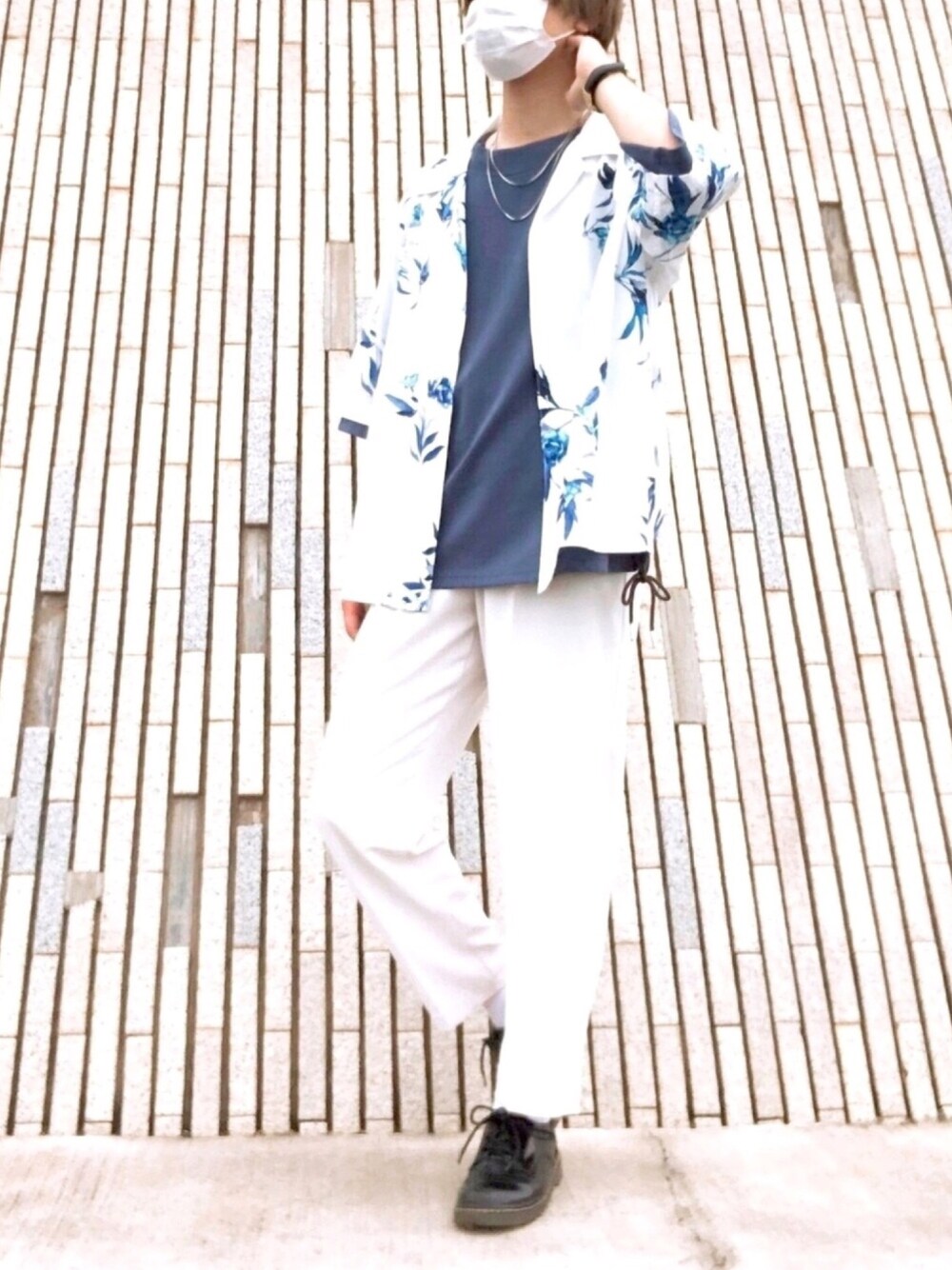 ブラック系のドレスシューズ、ベージュ系のその他パンツ、ブルー系のTシャツ/カットソーを着用したメンズの夏コーディネートの1枚目の写真