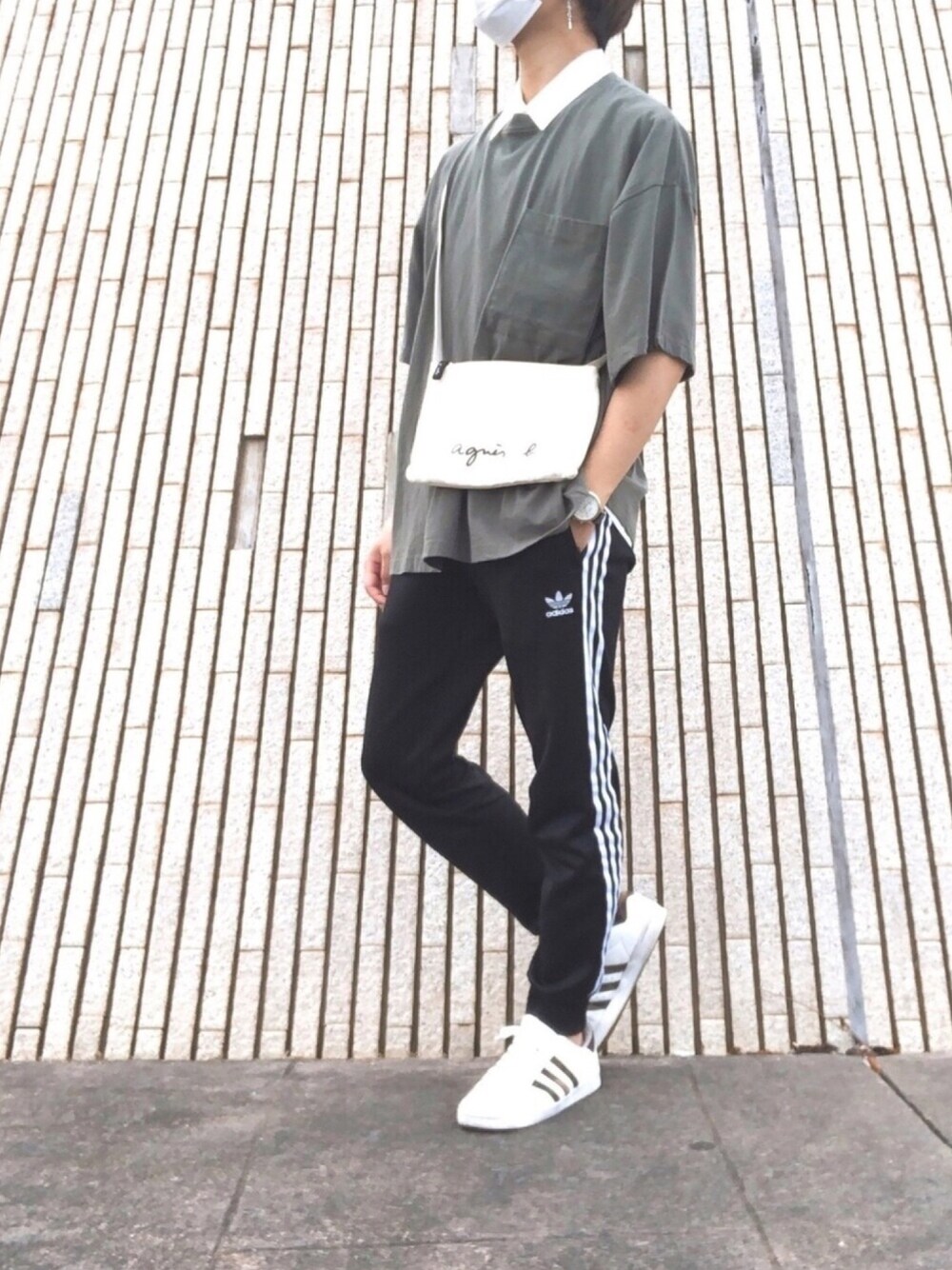 ホワイト系のスニーカー、ブラック系のその他パンツ、ホワイト系のショルダーバッグを着用したメンズの夏コーディネートの1枚目の写真