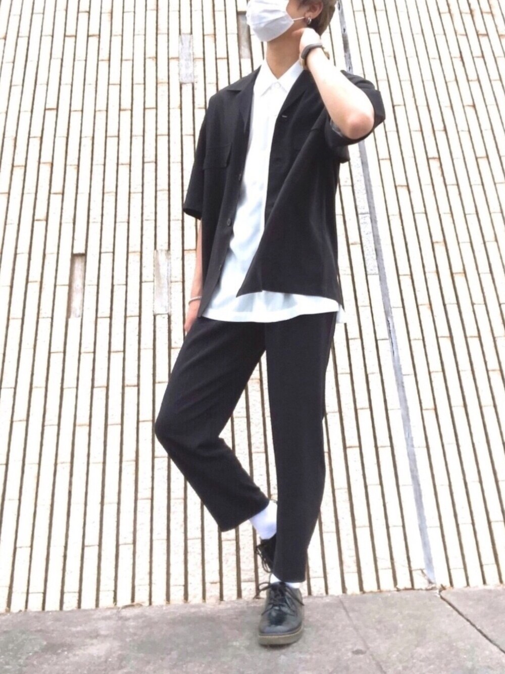 ブラック系のシャツ/ブラウス、ホワイト系のシャツ/ブラウス、ベージュ系のその他パンツを着用したメンズの夏コーディネートの1枚目の写真