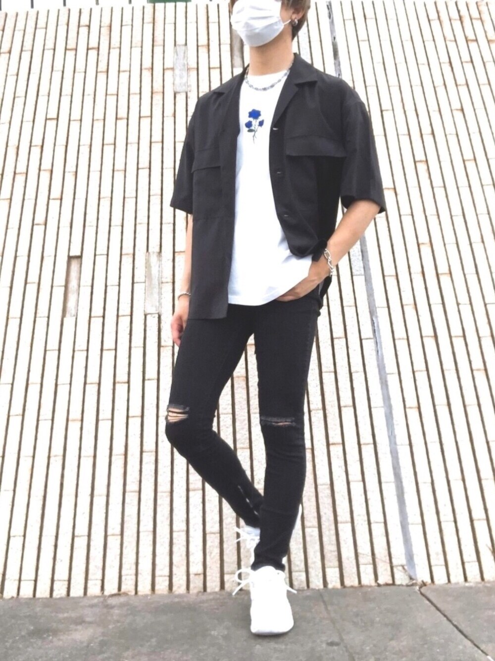 ホワイト系のスニーカー、ブラック系のデニムパンツ、ホワイト系のTシャツ/カットソーを着用したメンズの夏コーディネートの1枚目の写真
