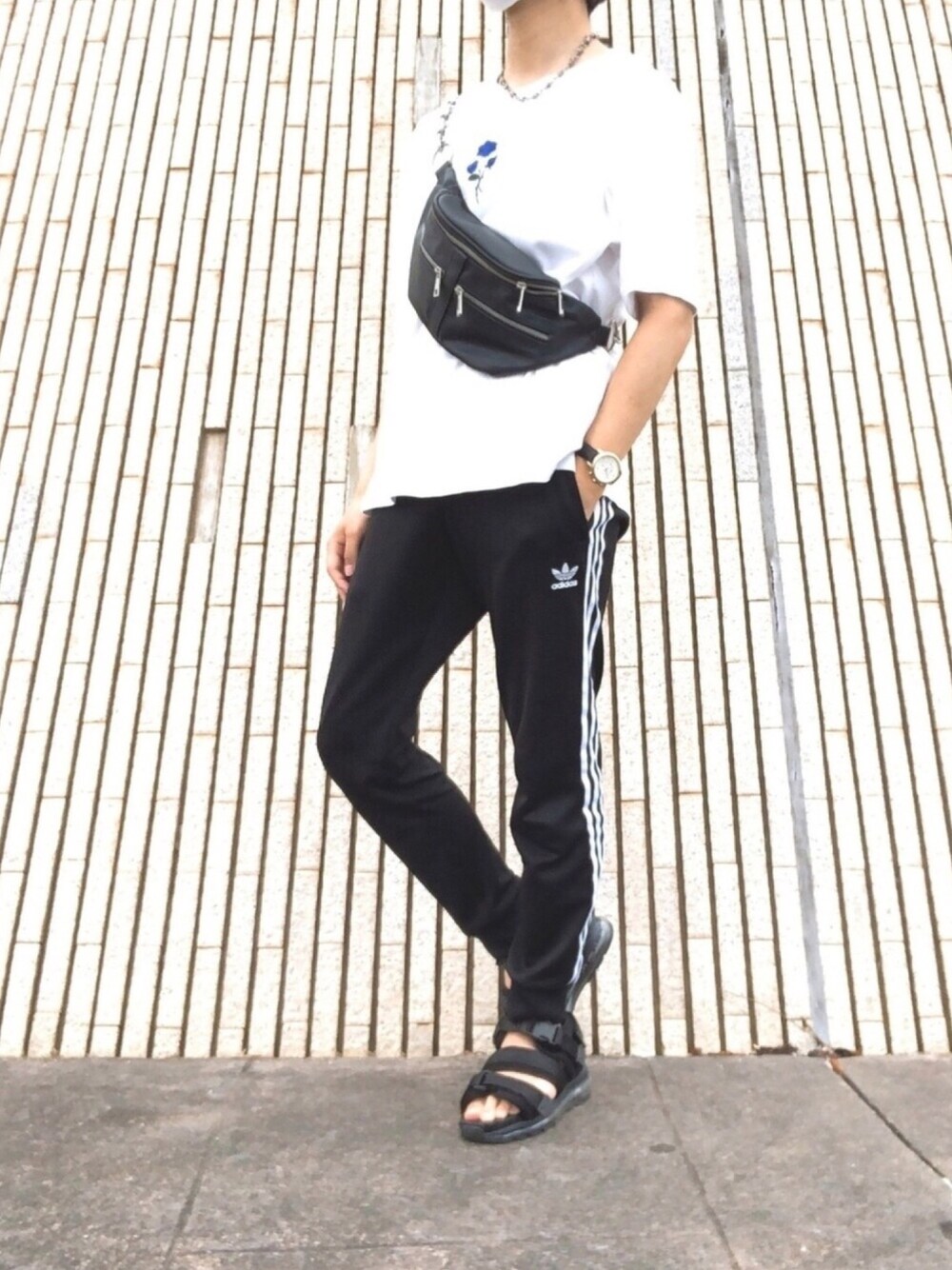 ブラック系のその他パンツ、ブラック系のサンダル、ブラック系のボディバッグ/ウエストポーチを着用したメンズの夏コーディネートの1枚目の写真