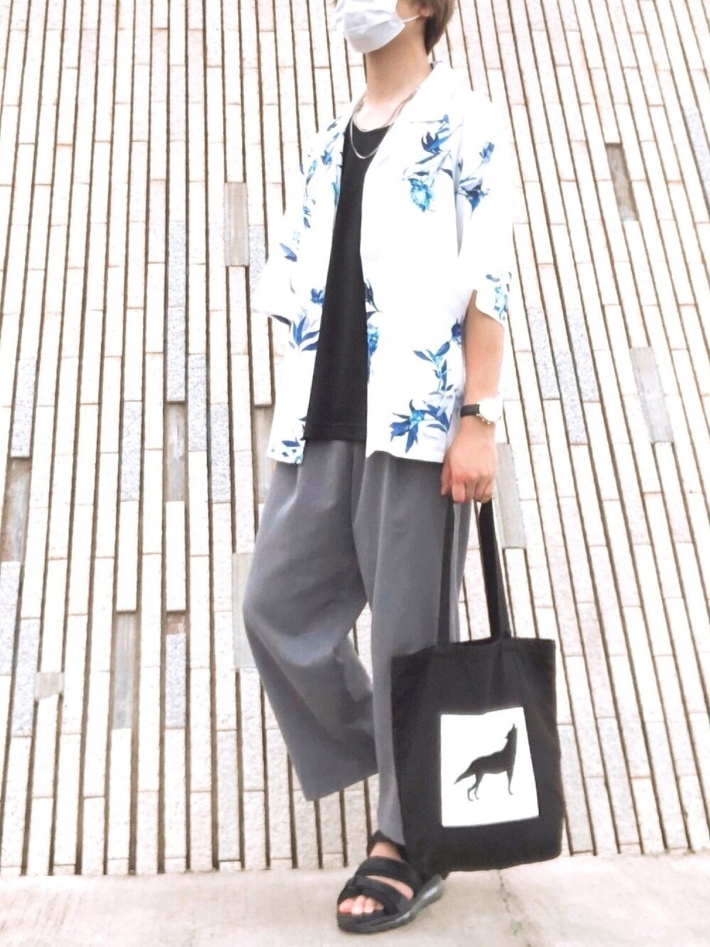 ブラック系のサンダル、グレー系のスラックス、ブラック系のトートバッグを着用したメンズの夏コーディネートの1枚目の写真