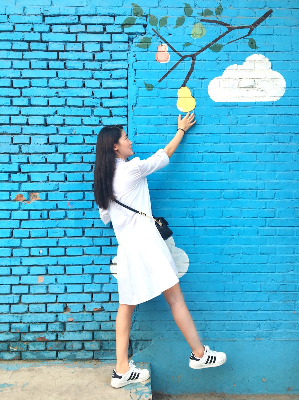 「798艺术区」｜「adidasのアイテム（その他シューズ、ホワイト系）」を使った、Yolandaさん（レディース・164cm）の春コーディネートの1枚目の写真