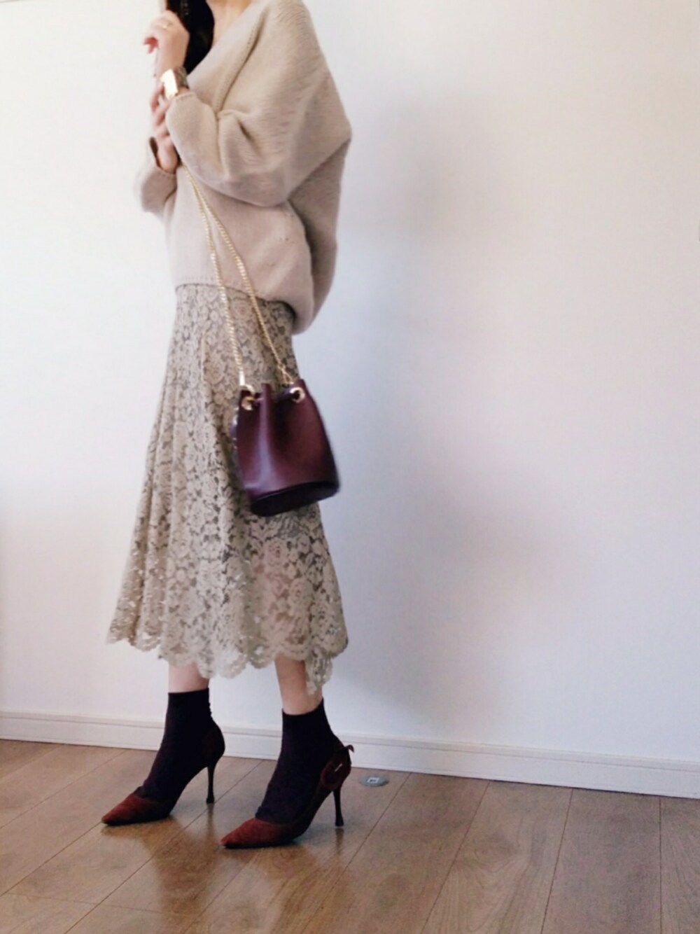 「KBF、レース、ゆるニット、ソックス×パンプス、ボルドー、ZARA、キレイめ、ママファッション、無地党」｜「TOMORROWLAND のアイテム（パンプス、レッド系）」を使った、nogmogさん（レディース・164cm）の冬コーディネートの1枚目の写真