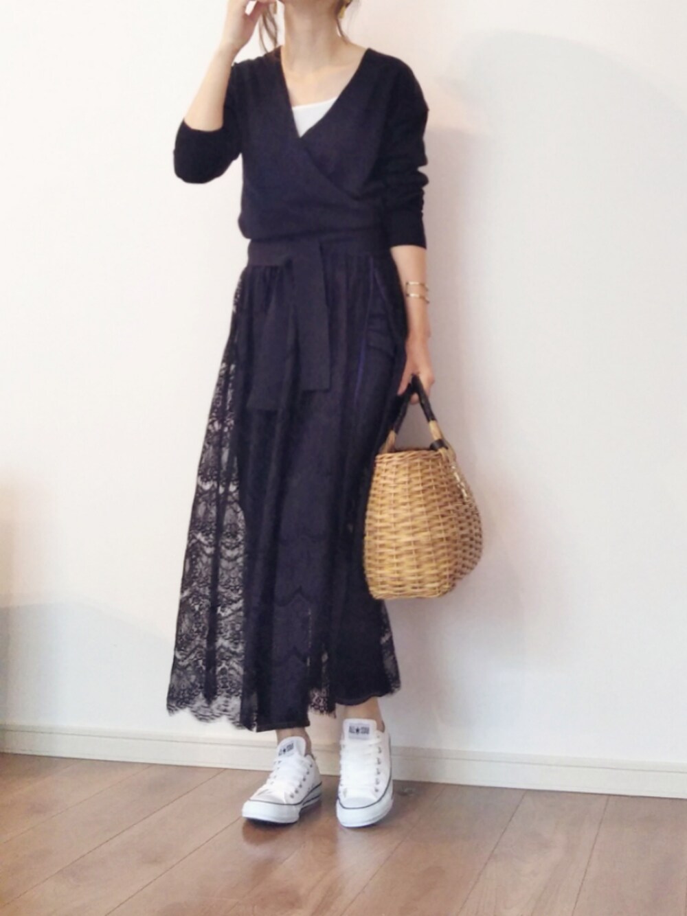 「シンプル、大人カジュアル、コンバース、スニーカーコーデ、パンツスタイル、ネイビー、カシュクール、レーススカート、無地党」｜「無地党のアイテム（その他、ブルー系）」を使った、nogmogさん（レディース・164cm）の夏コーディネートの1枚目の写真