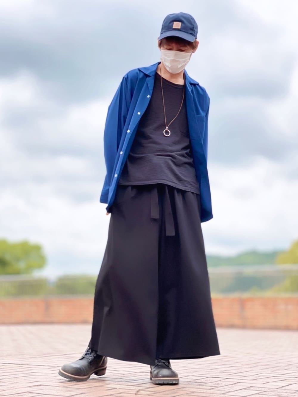 ブルー系のシャツ/ブラウス、ブラック系のその他パンツ、ブラック系のブーツを着用したメンズの春コーディネートの1枚目の写真