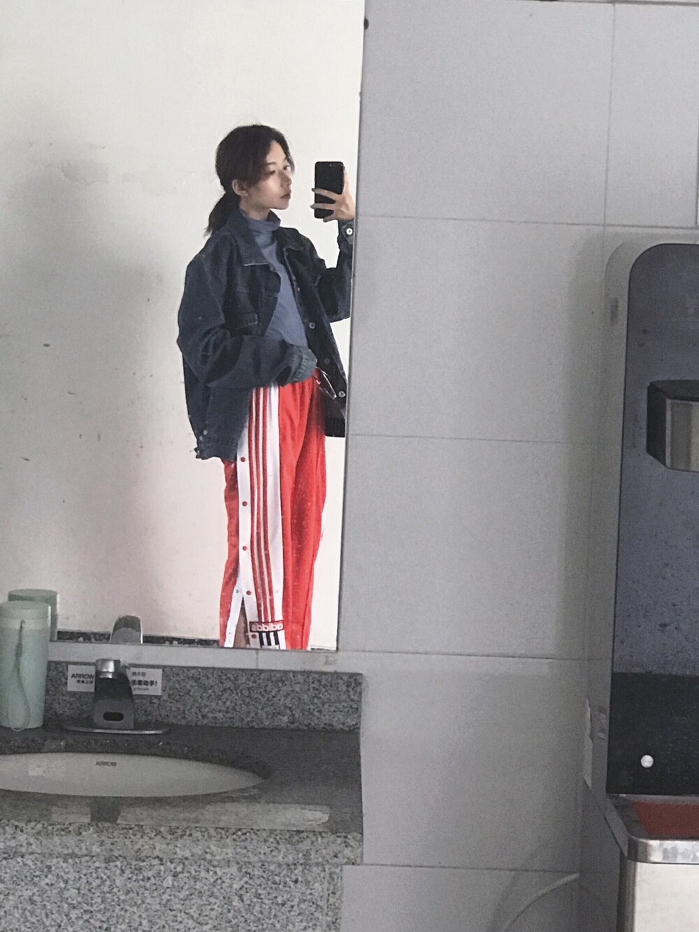 「adidas Originalsのアイテム（チノパンツ、レッド系）」を使った、irisさん（レディース・166cm）の秋コーディネートの1枚目の写真