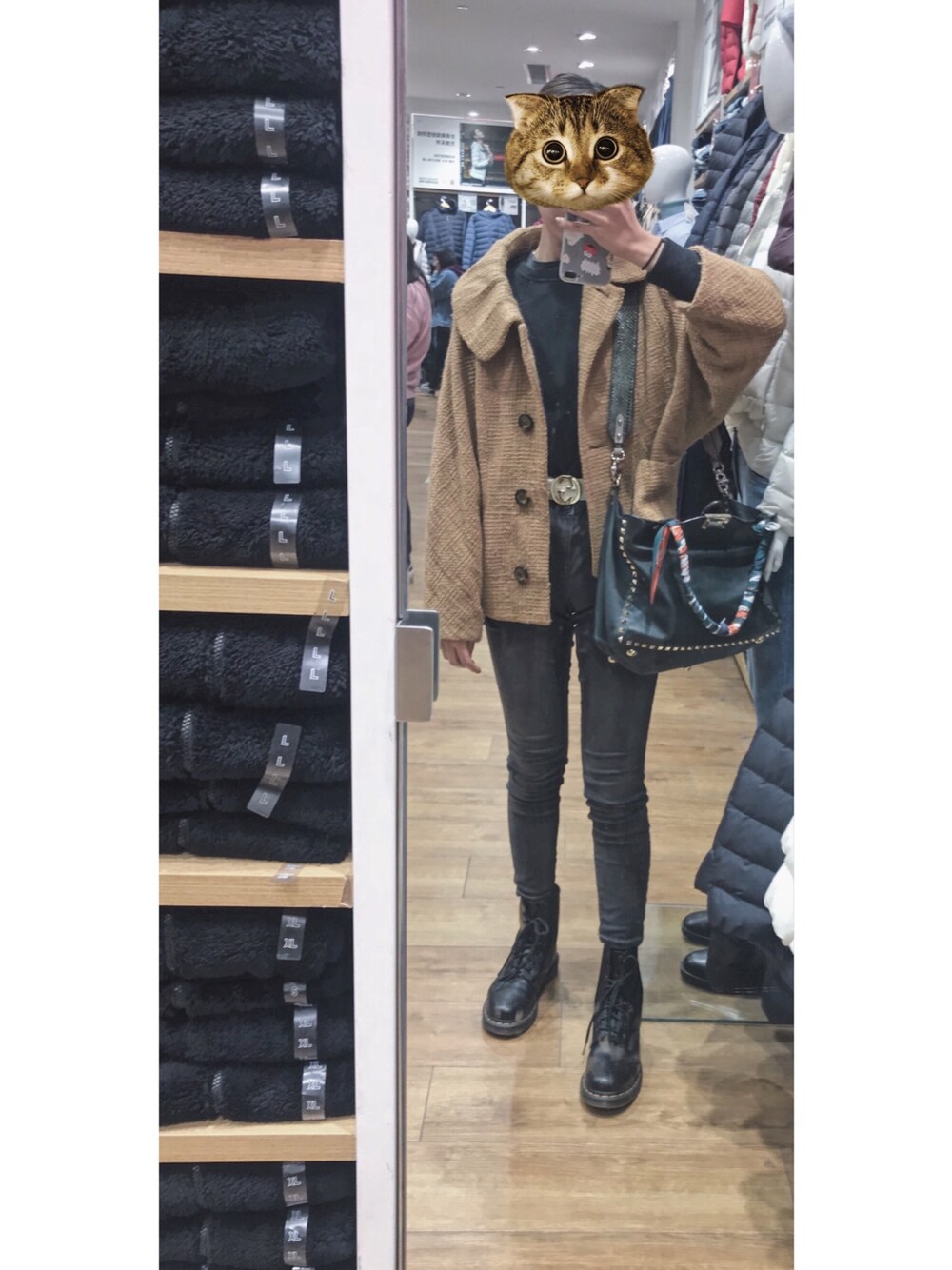 「ootd、黒、秋のコーデ」｜「VALENTINOのアイテム（トートバッグ、グリーン系）」を使った、irisさん（レディース・166cm）の秋コーディネートの1枚目の写真