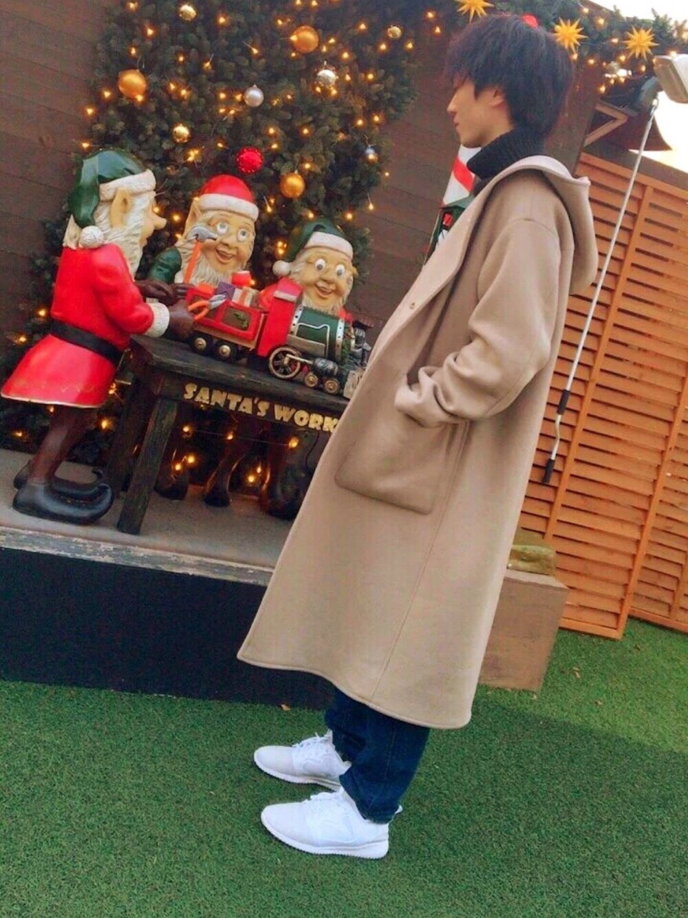 「冬、おしゃれさんと繋がりたい、大学生、クリスマス」｜「HAREのアイテム（ムートンコート、ベージュ系）」を使った、ゆーやさん（メンズ・172cm）の冬コーディネートの1枚目の写真