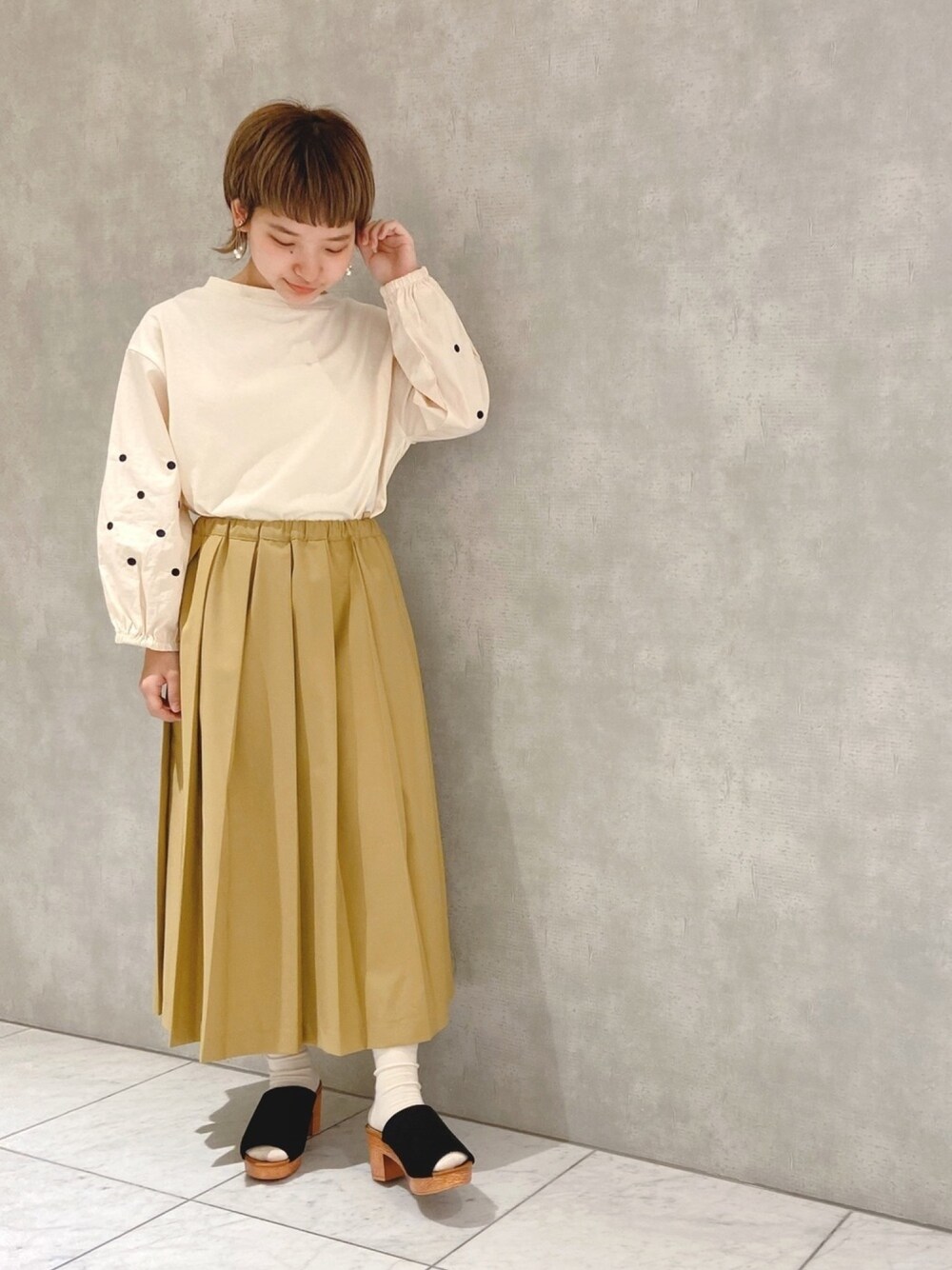 「春コーデ、pou dou dou、トップス、ドット、ボリューム袖、プリーツスカート、イエロー、サボ、ぴのこーで、低身長」｜「POU DOU DOUのE/Rプリーツスカート（スカート、イエロー系）」を使った、ぴ の こ  𓃟さん（レディース・147cm）の春コーディネートの1枚目の写真