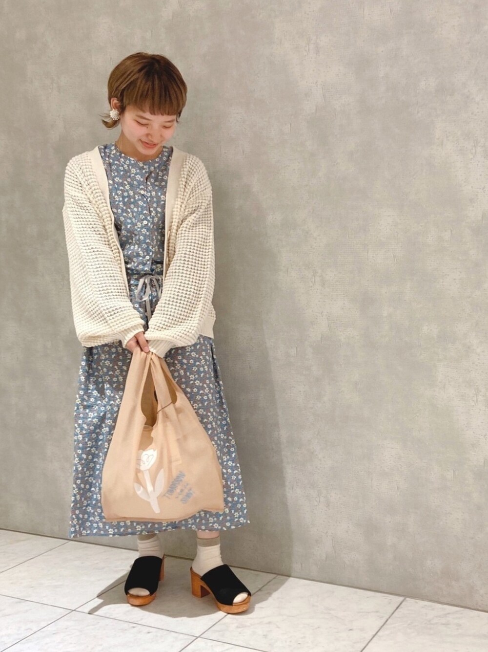 「pou dou dou、パステル映える春、デート、花柄ワンピース、ワンピース、カーディガン、マルシェバッグ、サボ、ぴのこーで、低身長」｜「POU DOU DOUの透かしワッフル編みカーディガン（ニット/セーター、ホワイト系）」を使った、ぴ の こ  𓃟さん（レディース・147cm）の春コーディネートの1枚目の写真