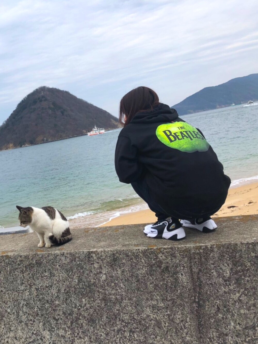「スニーカー、スニーカーコーデ、LHP、NIKE」｜「L.H.Pのアイテム（パーカー、ブラック系）」を使った、naさん（レディース・165cm）の春コーディネートの1枚目の写真