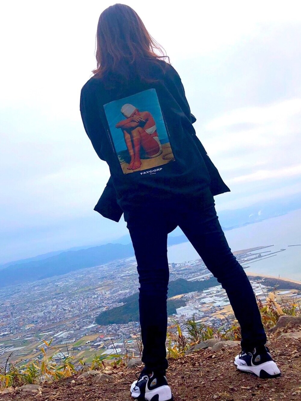 「スニーカーコーデ、スニーカー、NIKEスニーカー、NIKE、スニ女」｜「DIESELのアイテム（デニムパンツ、ブルー系）」を使った、naさん（レディース・165cm）の春コーディネートの1枚目の写真