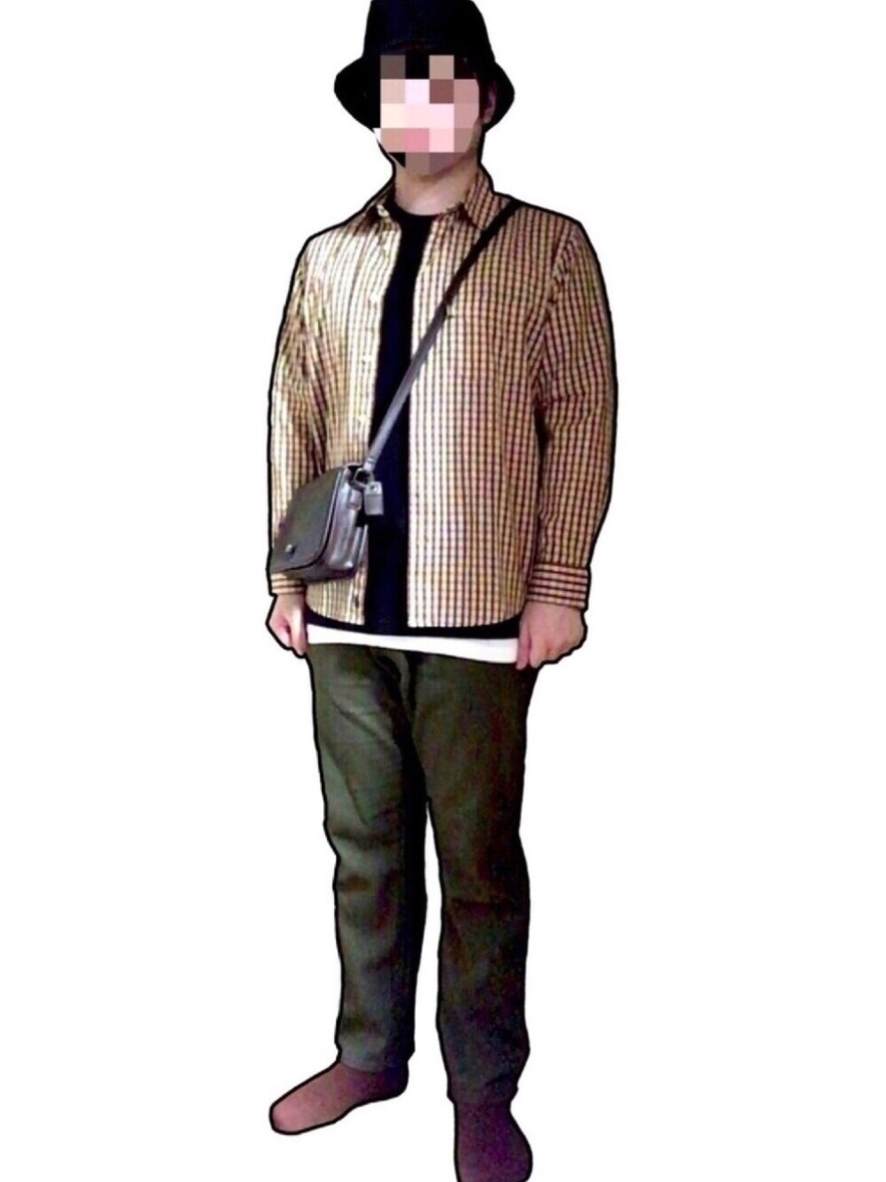 ベージュ系のシャツ/ブラウス、ブラウン系のTシャツ/カットソー、ブラウン系のショルダーバッグを着用したメンズの秋コーディネートの1枚目の写真