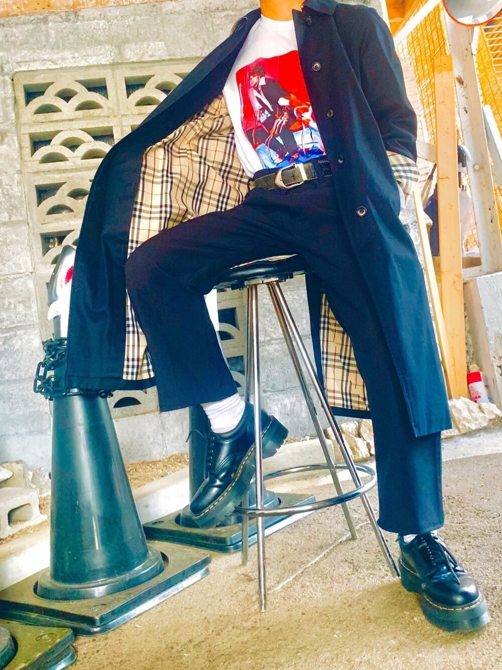 「Burberry London、古着、スラックス、Dr.Martens、高円寺、古着MIX、おしゃれさんと繋がりたい、シンプルコーデ、ゆるコーデ、春コーデ」｜「Dr. Martensのアイテム（シューズ、ブラック系）」を使った、Lareさん（メンズ・165cm）の冬コーディネートの1枚目の写真