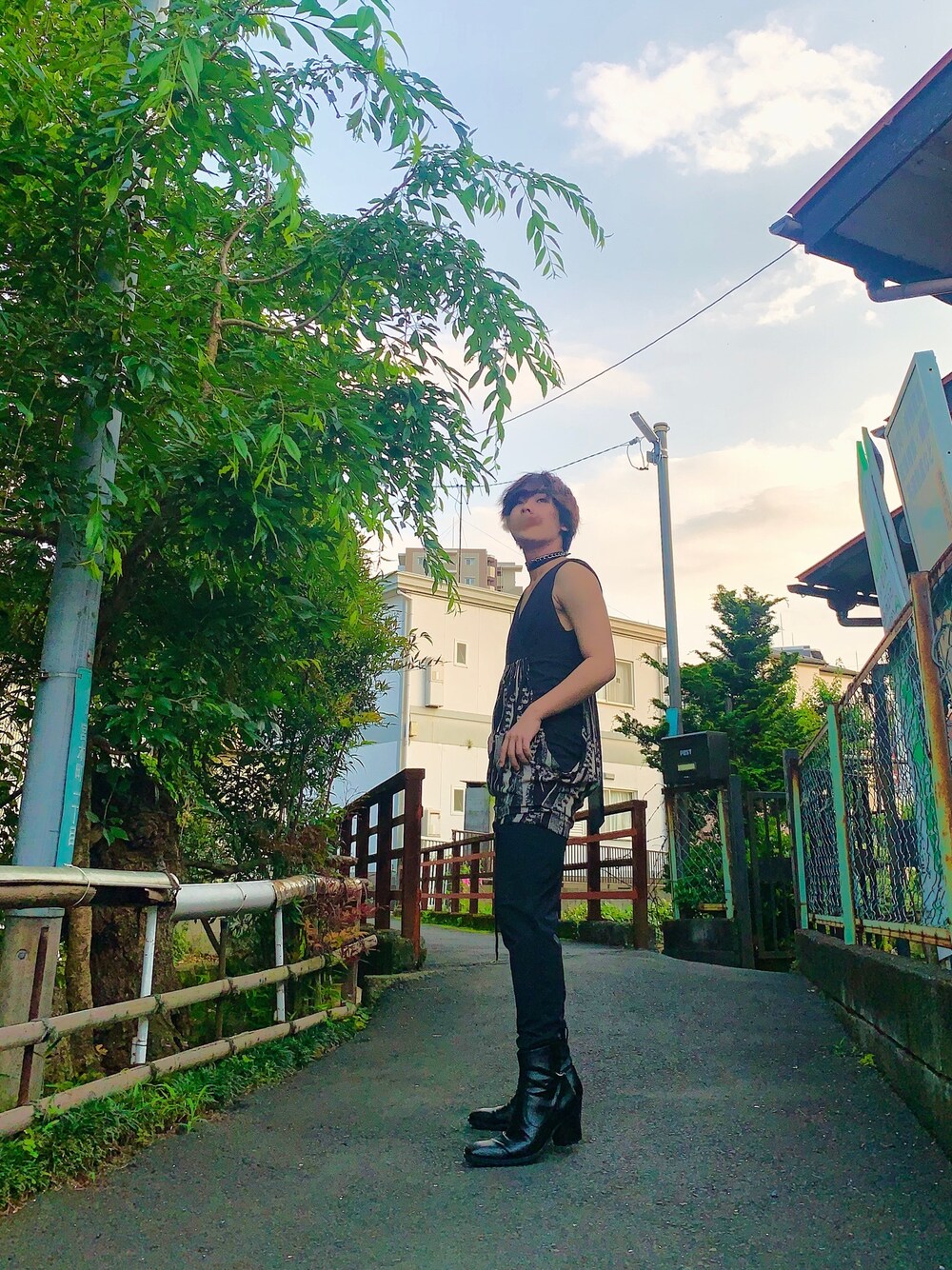 「休日スタイル、おしゃれさんと繋がりたい、大人カジュアル、古着MIX、黒、ユニクロ、ヒール、ブーツ、Diesel、チョーカー」｜「YOSUKEの「YOSUKE/ヨースケ」メンズヒールアップショートブーツ（ブーツ、ブラック系）」を使った、Lareさん（メンズ・50cm）の夏コーディネートの1枚目の写真