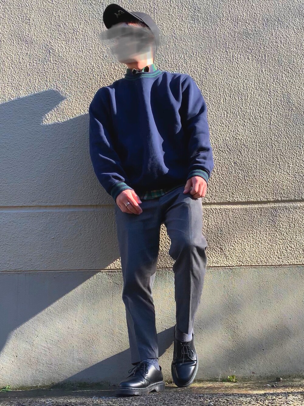 ブラック系のブーツ、グレー系のその他パンツ、ブルー系のトップスを着用したメンズの冬コーディネートの1枚目の写真