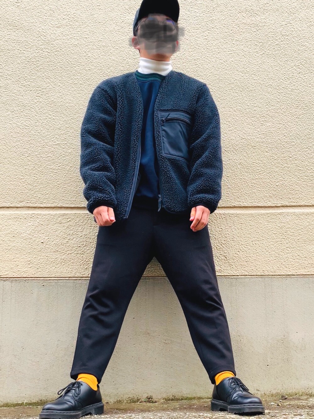 ブラック系のブーツ、ブラック系のその他パンツ、ブルー系のその他アウターを着用したメンズの冬コーディネートの1枚目の写真