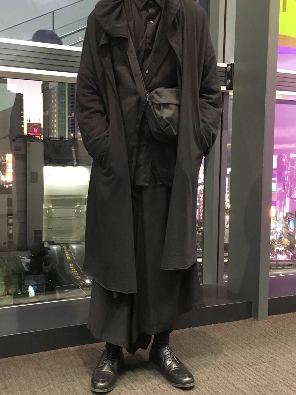 ブラック系のトップスを着用したメンズの冬コーディネートの1枚目の写真