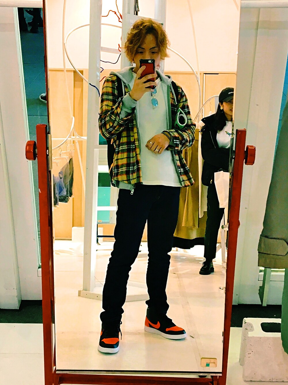 ホワイト系のTシャツ/カットソー、ホワイト系のパーカー、イエロー系のトップスを着用したメンズの冬コーディネートの1枚目の写真