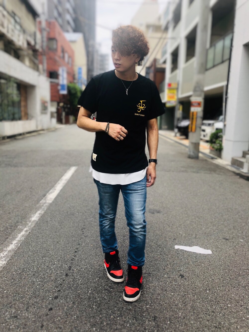 ブラック系のTシャツ/カットソー、ブルー系のデニムパンツ、ホワイト系のタンクトップを着用したメンズの夏コーディネートの1枚目の写真