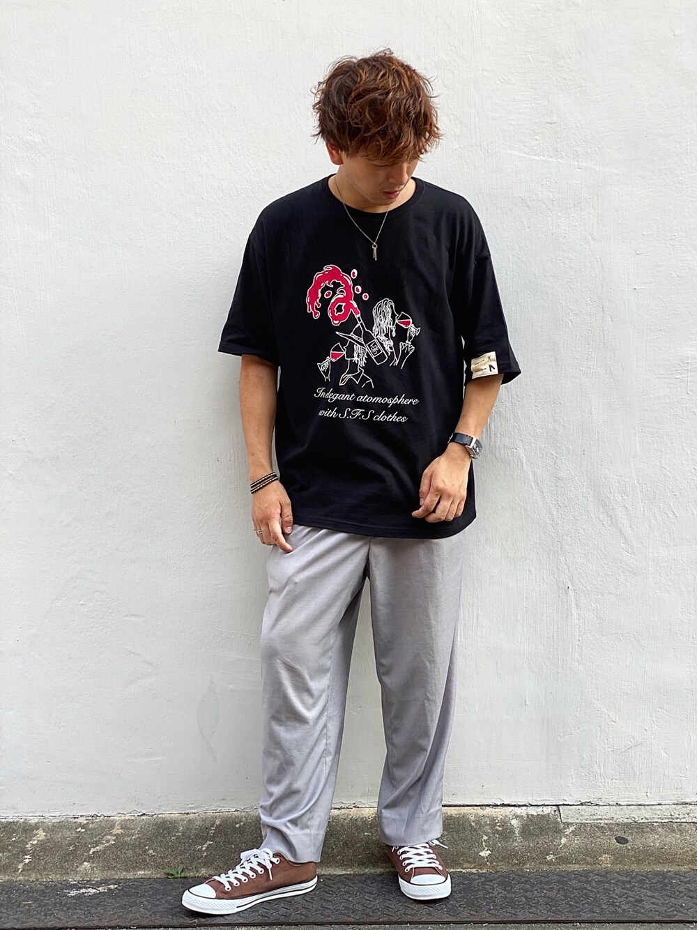 ホワイト系のTシャツ/カットソー、グレー系のその他パンツ、ブラウン系のスニーカーを着用したメンズの秋コーディネートの1枚目の写真