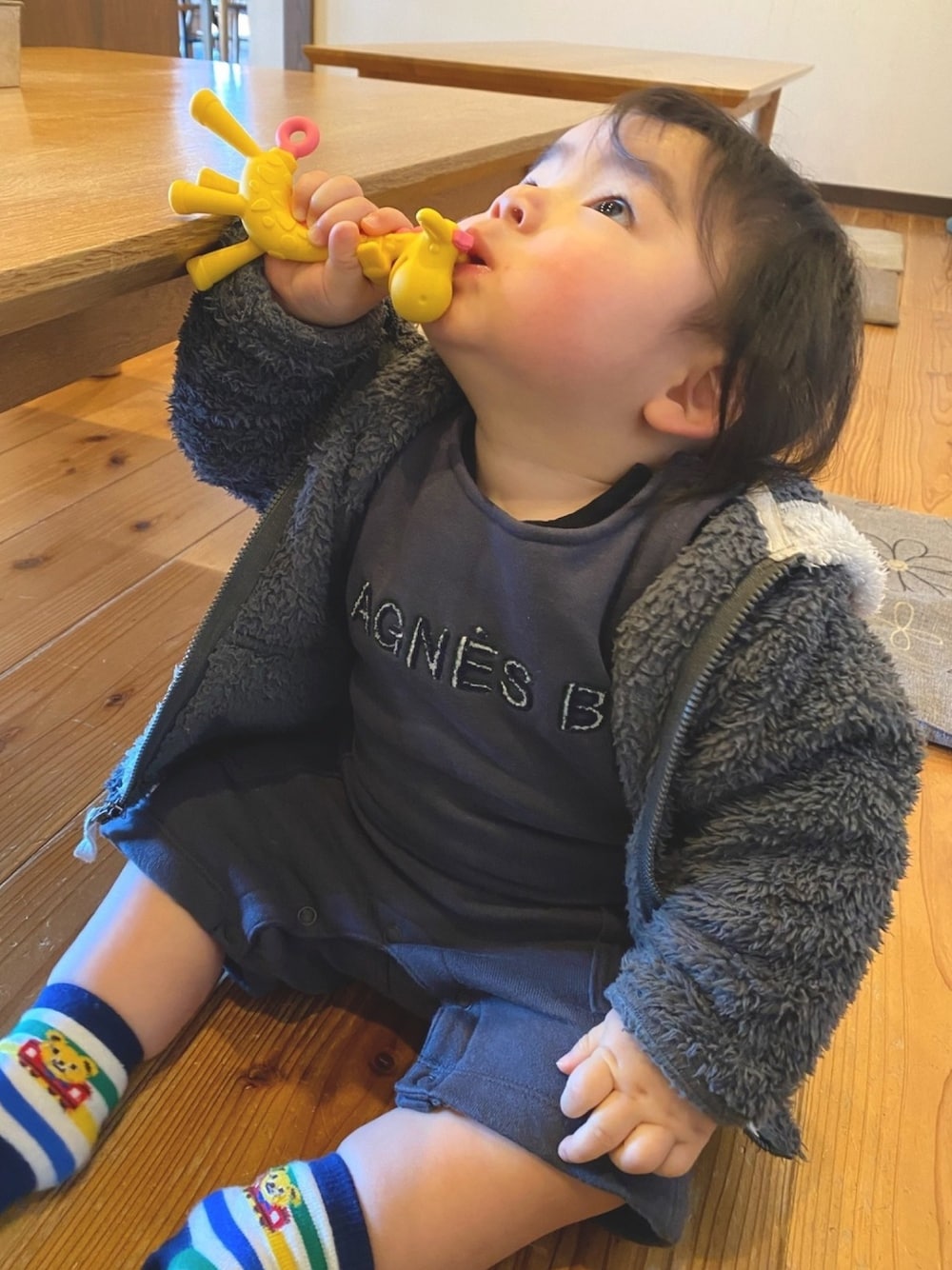 「agnes b.のアイテム（サロペット/オーバーオール、グレー系）」を使った、たすくん⭐️さん（キッズ・80cm）の春コーディネートの1枚目の写真