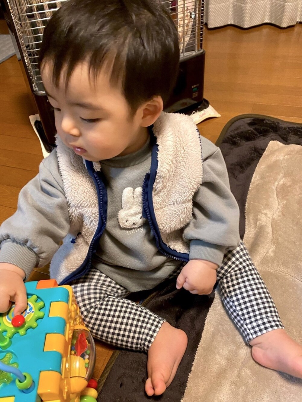 「petit mainの【miffy】ミッフィーモチーフトレーナー（スウェット、グリーン系）」を使った、たすくん⭐️さん（キッズ・70cm）の春コーディネートの1枚目の写真