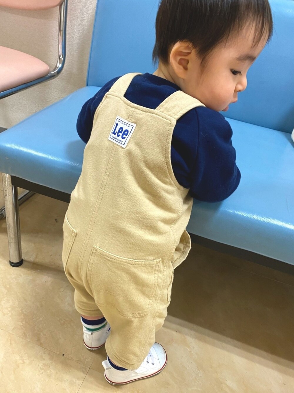 「Leeのアイテム（サロペット/オーバーオール、ベージュ系）」を使った、たすくん⭐️さん（キッズ・70cm）の春コーディネートの1枚目の写真