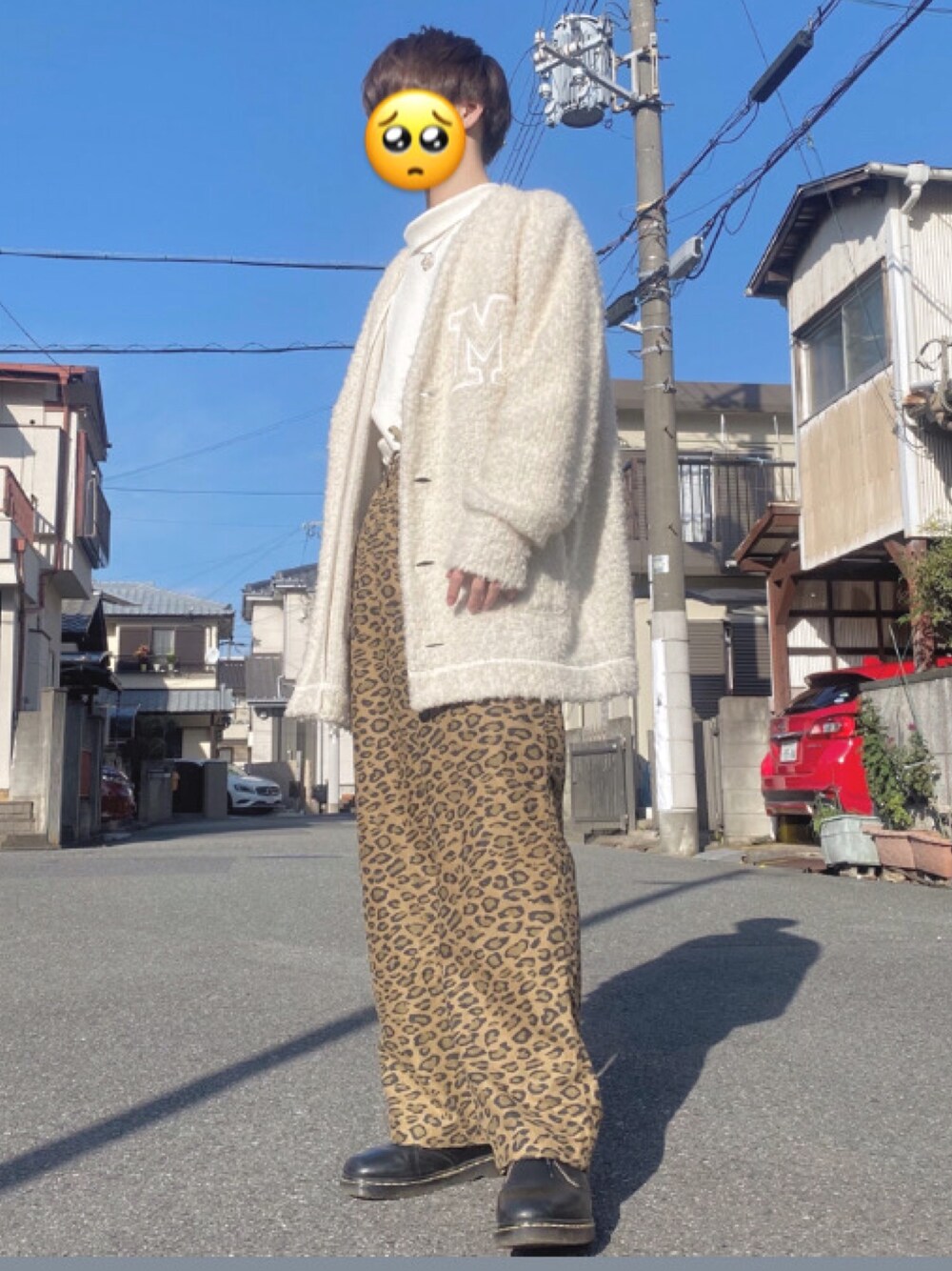 「主役はカラーパンツ、お洒落さんとつながりたい、休日スタイル、ビッグシルエット、ストリートMIX、革靴、低身長」｜「MILKBOYのアイテム（その他アウター、ベージュ系）」を使った、tatlabさん（メンズ・170cm）の春コーディネートの1枚目の写真