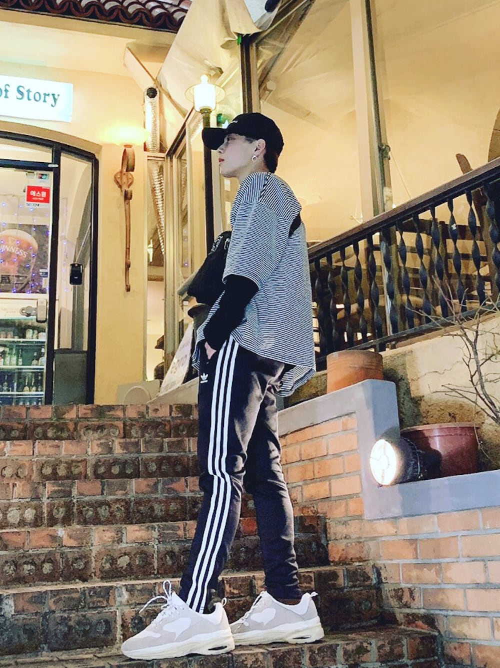 「ストリート、adidas originals、adidas、ビッグシルエット、モノトーンコーデ、ストリートMIX、ブラックコーデ、おしゃれさんと繋がりたい、韓国ファッション」｜「zozotownのアイテム（Tシャツ/カットソー、ブラック系）」を使った、tatlabさん（メンズ・170cm）の春コーディネートの1枚目の写真