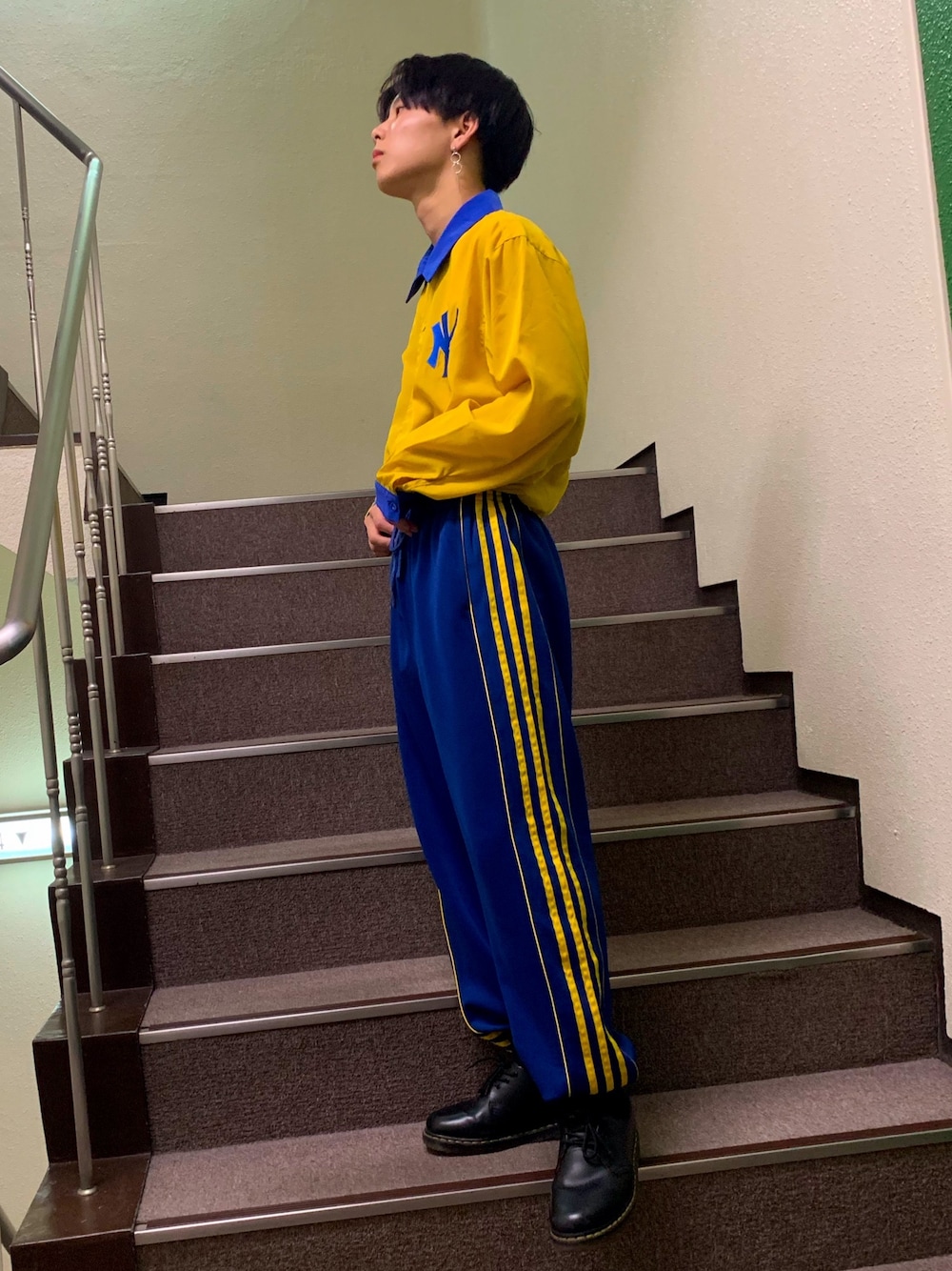 「タックイン、おしゃれさんと繋がりたい、ストリートコーデ、jouetie、Dr.Martens、170cm、低身長」｜「jouetieのアイテム（シャツ/ブラウス、イエロー系）」を使った、tatlabさん（メンズ・170cm）の春コーディネートの1枚目の写真