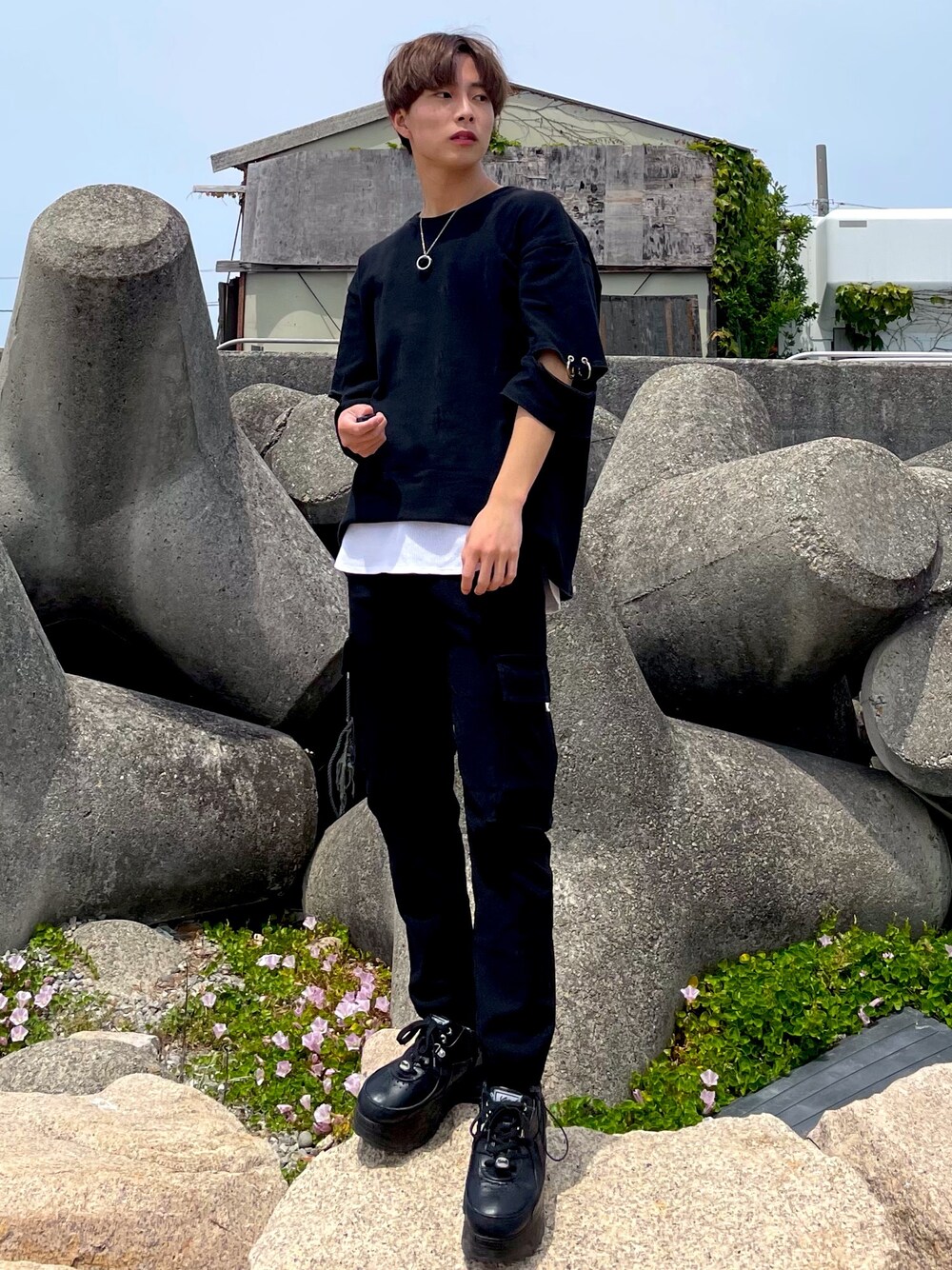 「低身長、シンプル、ストリートコーデ、ブラック、夏コーデ、厚底シューズ、Tシャツ、休日スタイル、スニーカー、YOSUKE」｜「バイマのアイテム（Tシャツ/カットソー、ブラック系）」を使った、tatlabさん（メンズ・170cm）の春コーディネートの1枚目の写真