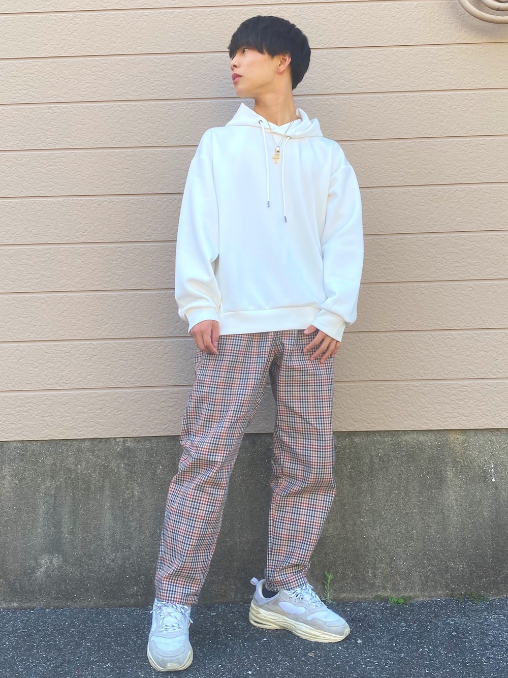 「チェックパンツ、GU、白パーカー、WEAR、おしゃれさんと繋がりたい」｜「GUのアイテム（パーカー、ホワイト系）」を使った、tatlabさん（メンズ・170cm）の春コーディネートの1枚目の写真