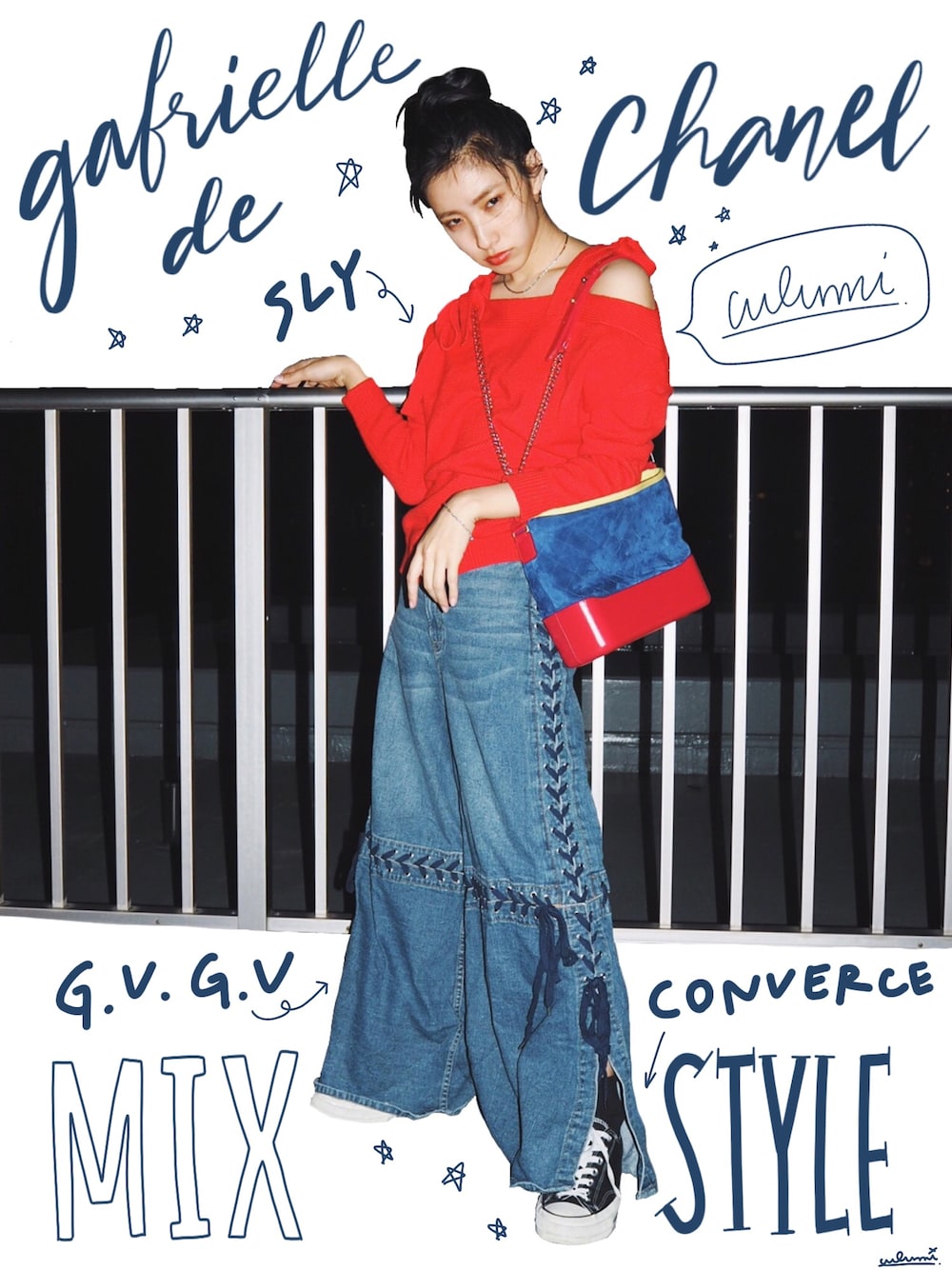 レッド系のワンピース、ブルー系のショルダーバッグ、ブルー系のデニムパンツを着用したレディースの春コーディネートの1枚目の写真