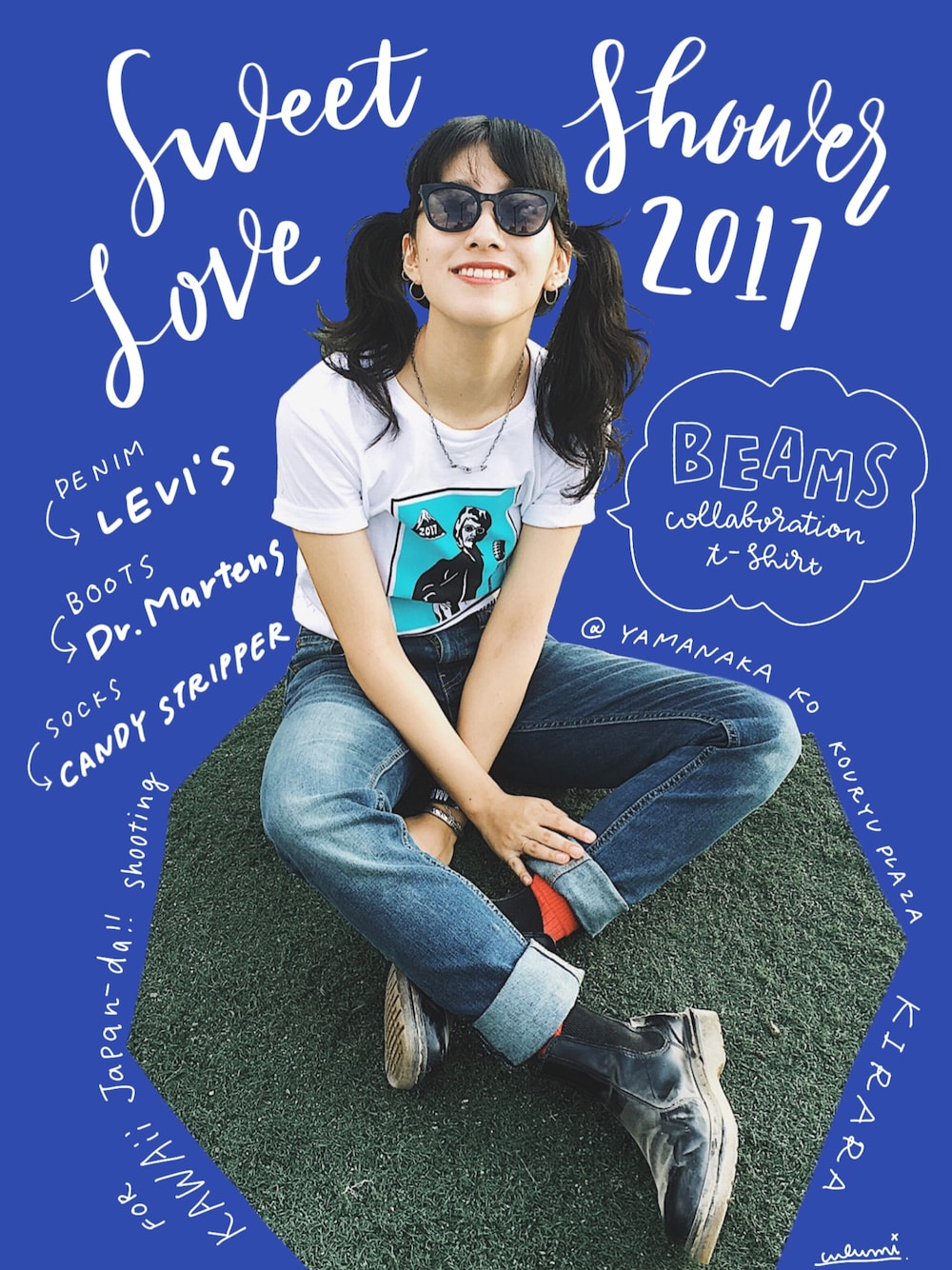 ホワイト系のTシャツ/カットソー、ブルー系のデニムパンツ、ブラック系のブーツを着用したレディースの夏コーディネートの1枚目の写真